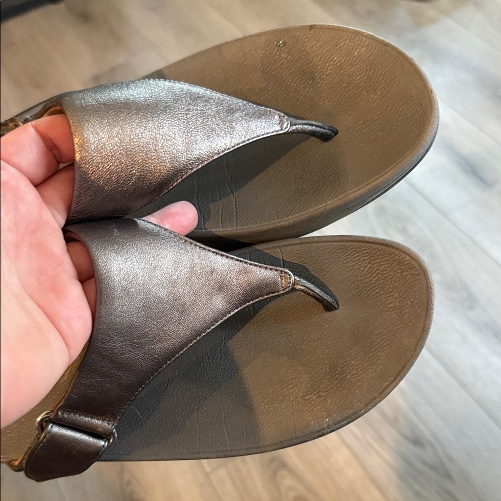 Fitflop Women’s Metallic Bronze Leather Thong Sandals - Picture 2 of 7